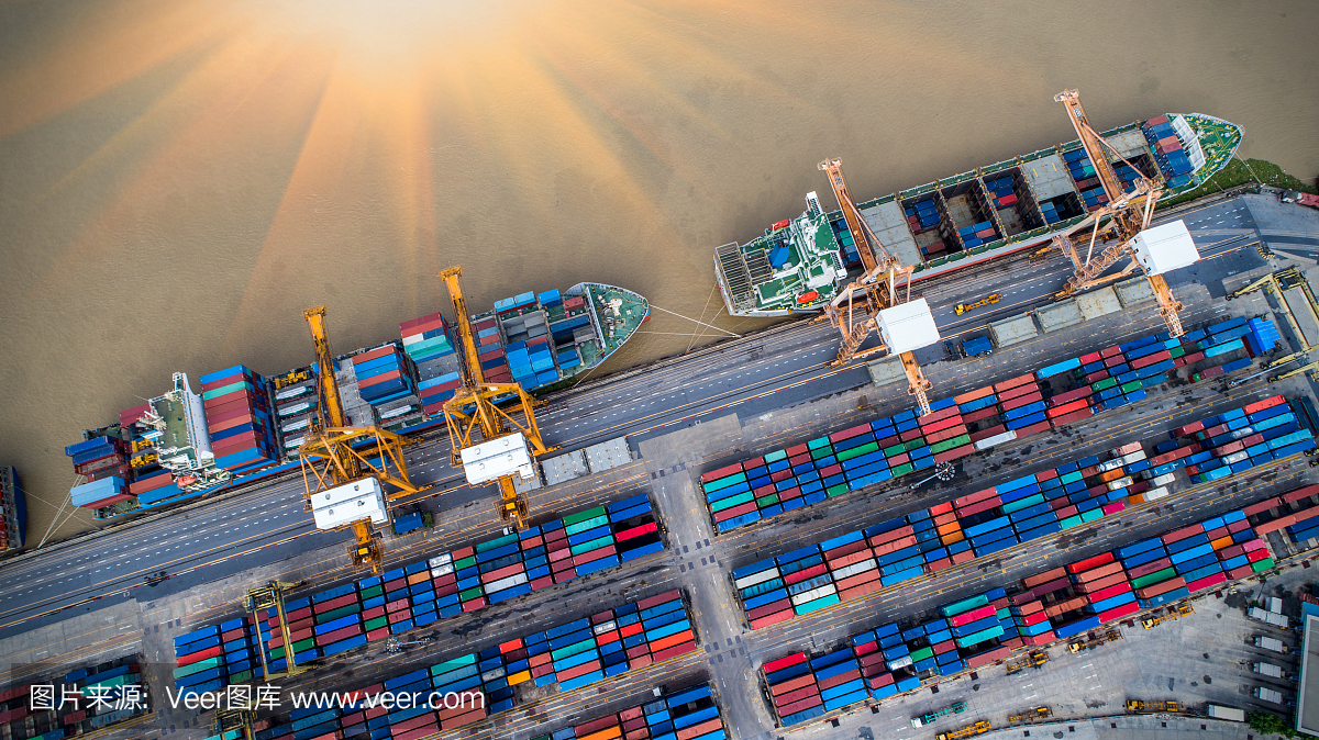 集装箱船用于进出口和商业物流,由起重机,贸易港口,海运货物到港