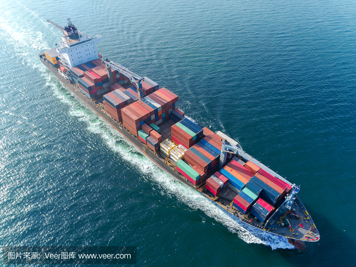 鸟瞰图集装箱船满载速度到海港为物流进出口或运输的概念背景。